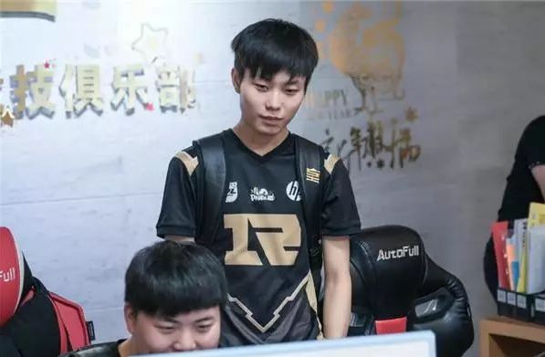 替补球员在 替补球员在