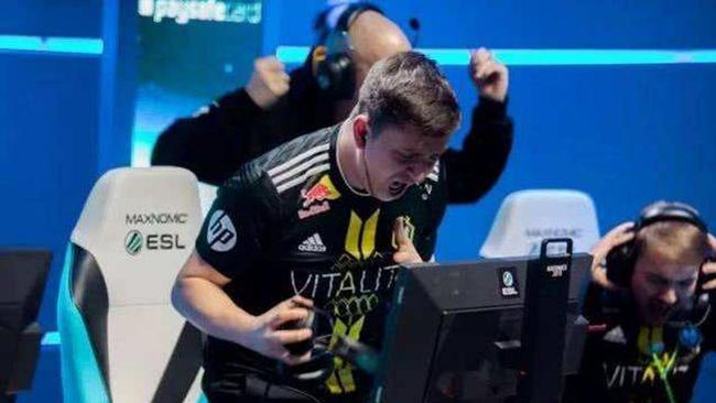 通过强调 通过强调